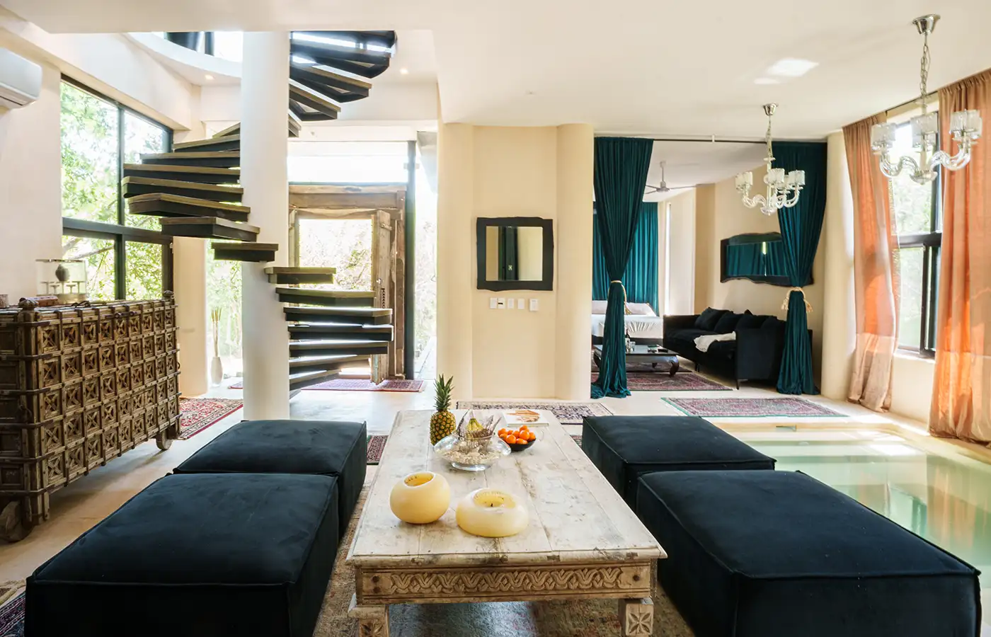 Ground floor living room with large Jacuzzi